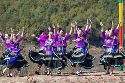 廣西隆林舉辦苗族“跳坡節(jié)”,數(shù)萬名群眾盛裝打扮歡度節(jié)日